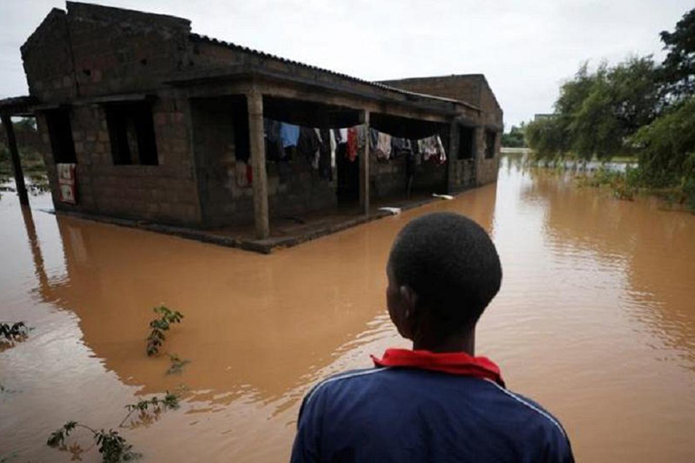 Nijerya'daki sellerde on binlerce kişi evlerini terk etti